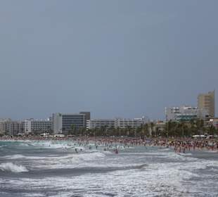 Menschenmassen im Wasser und am Strand