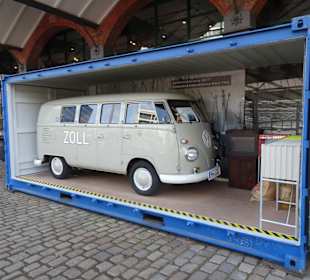 Alter Dienstwagen vor dem Zollmuseum