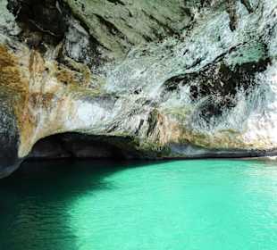 Einfahrt in den Hafen der Grotta del Bue Marino