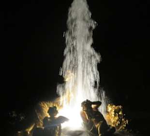 Nächtliche Wasserfontäne