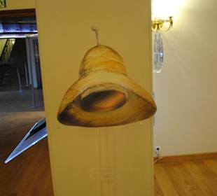 Takie czapki musieli nosić Żydzi w średniowieczu.