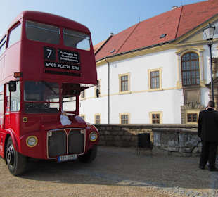 Svatební autobus před zámkem