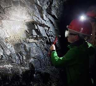 Hauer mit Hammer, Schutzbrille, Helm und Lampe 