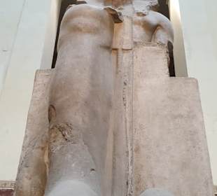 Pyramiden und Ausgrabungsfund