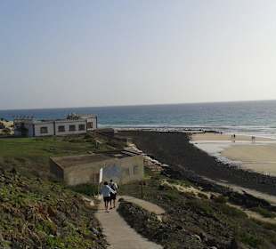 Strand (Sand und Lavagestein)