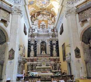 Blick in das Kirchenschiff von San Michele