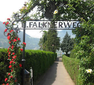 Beginnt mitten in Dorf Tirol