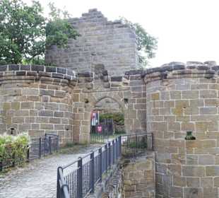 Zugang über die steinerne Brücke