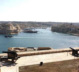 Blick auf Kanonen und Hafen