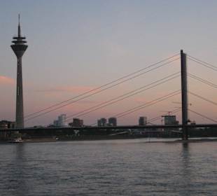 Blick auf den Rhein mit Rheinturm im Hintergrund