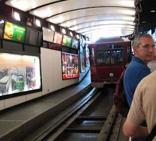 Einfahrt der Tram in der Talstation