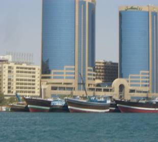 Blick auf die Rollex Türme vom Creek aus