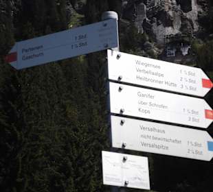 Überall Wegweiser für Wanderer mit exakter Zeitang