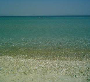 Kiesstrand vor den Korallen