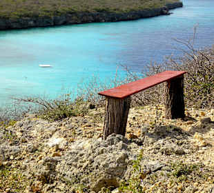 Bank über der Bucht