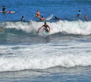 Surfer vor der Plage des Roches Noires