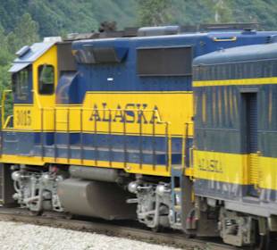 Mit der Train in der Natur Alaskas