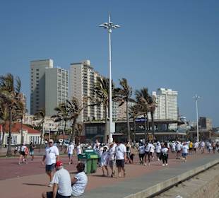 Massenwalking am Strand