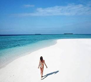 Glasklares Wasser und weißer Sand