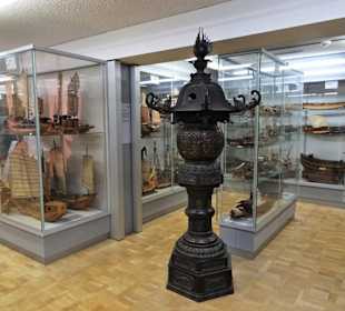 Im Schaumagazin des Übersee-Museums