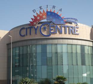 Großes Einkaufcenter gegenüber Hotel Ibis