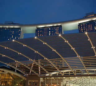 Marina Bay Sands von unten gesehen