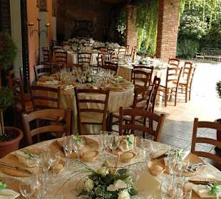 Tavoli apparecchiati sotto il portico