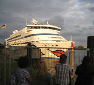 Ein Aida Schiff verlässt das Terminal