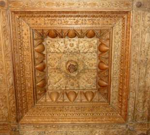 Geschnitzte Holzdecke im Schloss Jever