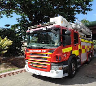 Einsatzfahrzeuge vor der Wache