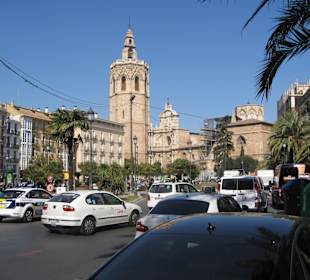 Im Hintergrund Place de la Virgen