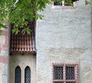 Außenansicht mit gotischem Fenster