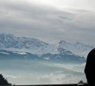 Der Wirt vor herrlicher Aussicht 