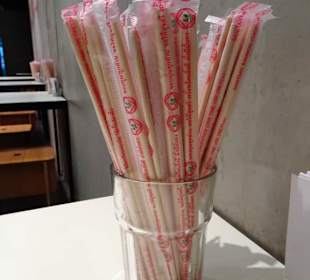 Stäbchen auf den Tischen des Jackie Su