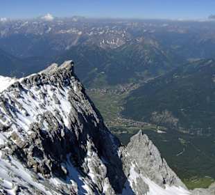 Blick von der Zugspitze auf Ehrwald