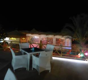 Blick auf das Restaurant mit Küche und Bar 