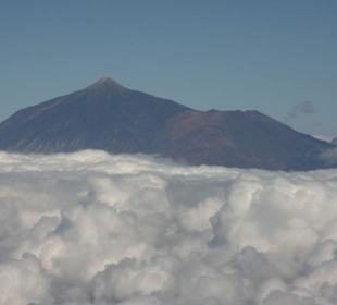 Der Teide schaut aus den Wolken