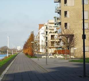 Auf der Überseepromenade am Weserufer