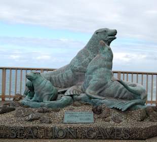 Statue vor der Höhle