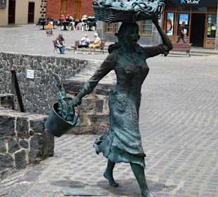 Skulptur der Fischerfrau am Hafen