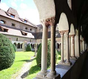 Innenhof mit steinerner Totenleuchte 