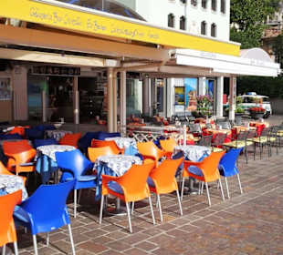 Café an der Uferpromenade von Limone