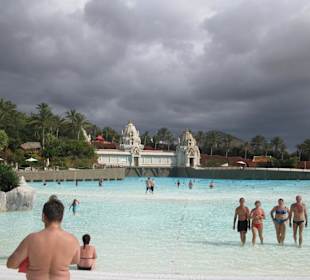 Künstliche Lagune mit Wellenmaschine