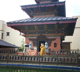 Chinesischer Turm vor dem Eingang