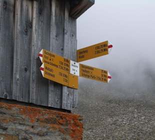 Wegweiser im aufziehenden Nebel 