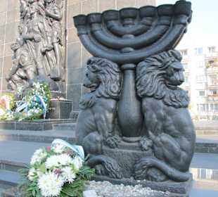 Pomnik przed muzeum historii żydów polskich