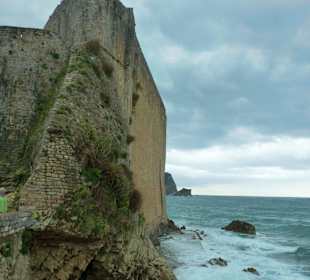 Befestigung direkt am Meer