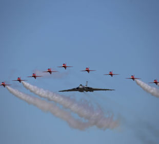 Red Arrows/Vulcan