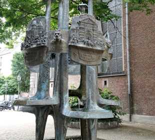 Ansichten des Heimatbrunnens an der Maxkirche