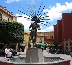 Brunnen in Queretaro mit Mexikanischer Statur